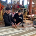 Costruzione della base delle maschere giganti (stecche di tapparelle, legno, cerniere) con i ragazzi del Carnevale Sociale di Pianura. Condivisioni del GRIDAS, febbraio 2025. Ph Maria Reitano.